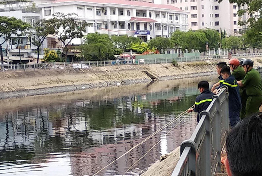 Trèo qua hàng rào bảo vệ kênh để vào câu cá, thanh niên trượt chân tử vong