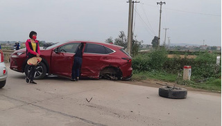 Hai nữ tài xế lái xe va chạm khiến Lexus rụng một bánh, Mazda 6 méo đầu