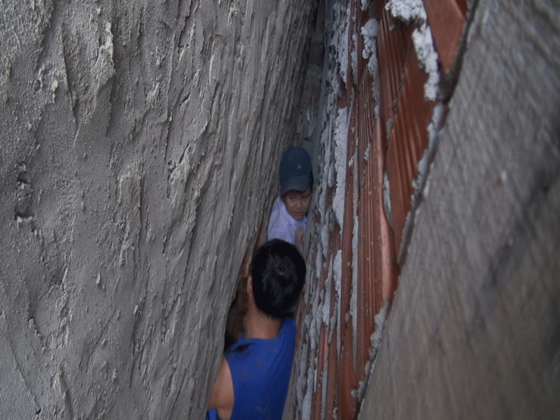 Gần 2 tiếng giải cứu bé trai mắc kẹt giữa khe tường vì đuổi mèo