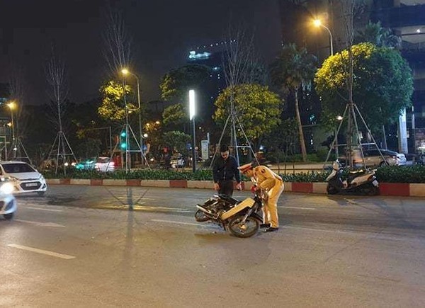 Danh tính lái xe ô tô rút dao đâm người sau va chạm ở Hà Nội