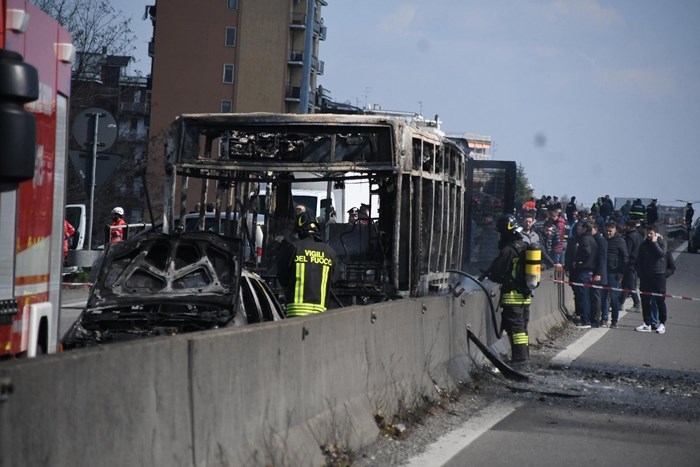 Bất mãn Chính phủ, tài xế đốt xe buýt chở 51 học sinh