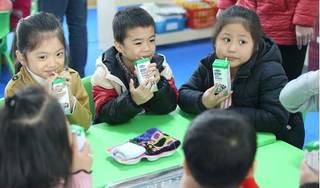 Chương trình Sữa học đường tại Hà Nội: Nhiều phụ huynh muốn mỗi con được thêm 2-3 suất nữa