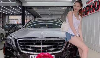 Ngọc Trinh khoe dáng nuột nà bên siêu xe Mercedes - Maybach S500