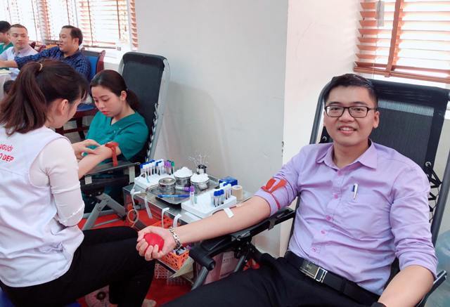 Cán bộ BV Da liễu TƯ hiến máu, ủng hộ hơn 38 triệu đồng cho người bệnh