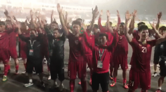 CLIP: U23 Việt Nam ăn mừng ấn tượng sau khi 'đè bẹp' Thái Lan 4-0