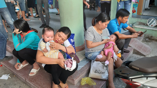 Đà Nẵng: Người xếp hàng từ rạng sáng, kẻ trèo rào mong được tiêm vắc xin cho con