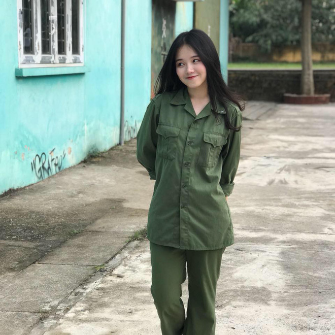 Nữ sinh năm nhất Ngoại thương nhận 'bão like' khi đi học quân sự