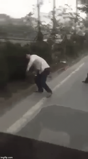Clip: Người đàn ông ném vỡ kính xe tải còn thách thức tài xế gọi công an
