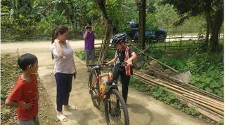Bé trai đi hơn 100km từ Sơn La xuống Hà Nội thăm em được tặng xe đạp mới