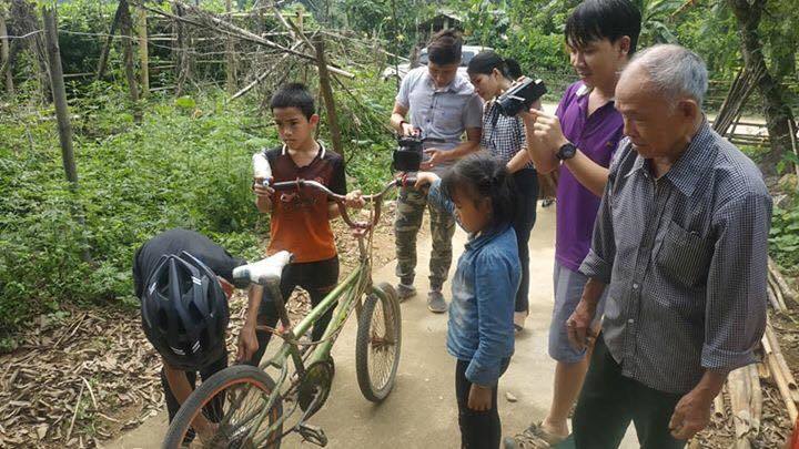 Bé trai đạp xe 100km từ Sơn La xuống Hà Nội thăm em nhường xe đạp mới 