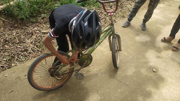 'Phượt thủ nhí' vượt hơn 100km từ Sơn La xuống Hà Nội thăm em được tặng xe đạp mới