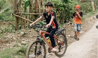 Hành động bất ngờ của bé trai đạp xe 100km từ Sơn La xuống Hà Nội thăm em