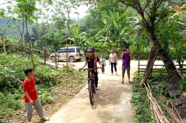Bé trai đạp xe 100km từ Sơn La xuống Hà Nội thăm em nhường xe đạp mới 