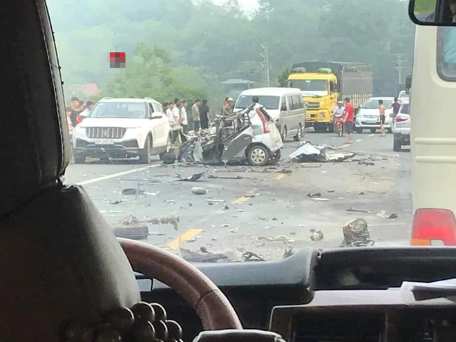 Hiện trường ám ảnh vụ xe tải đâm nát bét xe con trên đường Hòa Lạc