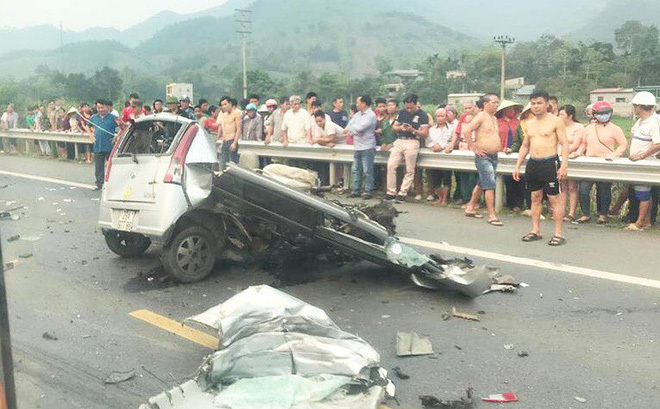 Hiện trường ám ảnh vụ xe tải đâm nát bét xe con trên đường Hòa Lạc