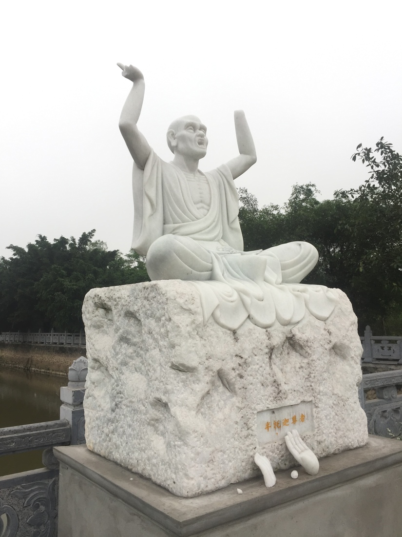16 pho tượng Phật ở chùa Khánh Long bị đập phá.