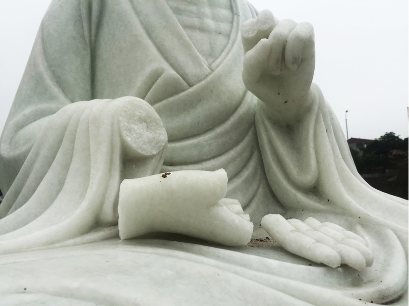 16 pho tượng Phật ở chùa Khánh Long bị đập phá.