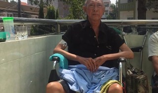 Sau gần 1 năm chống chọi với ung thư phổi, nghệ sĩ Lê Bình bị liệt nửa người, ngồi xe lăn