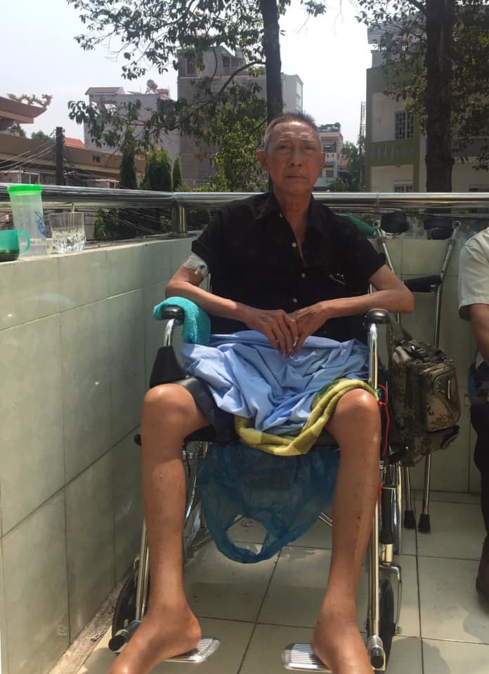 Sau gần 1 năm chống chọi với ung thư phổi, nghệ sĩ Lê Bình bị liệt nửa người, ngồi xe lăn