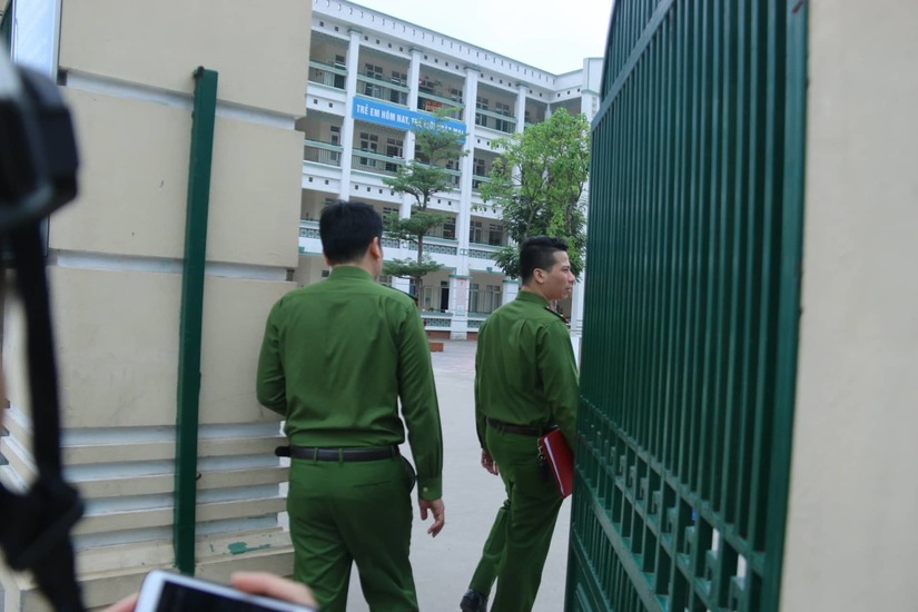 Công an đến Trường tiểu học Chu Văn An làm việc vụ 35 kg thịt gà ôi thiu
