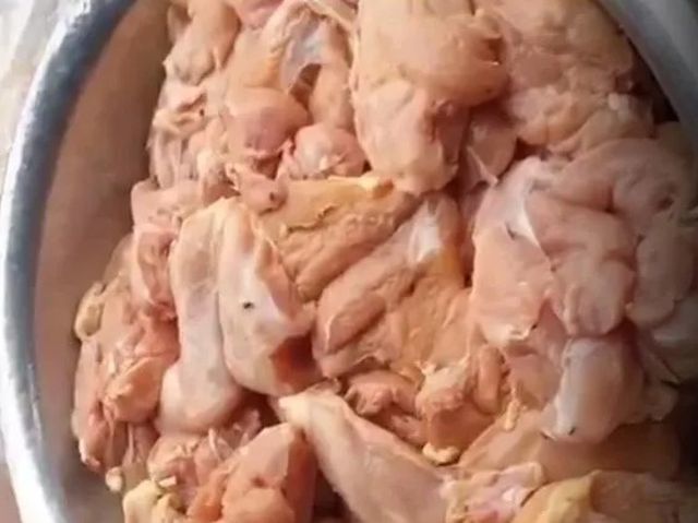 Nhà cung cấp lý giải nguyên nhân 35kg thịt gà có mùi hôi đưa vào bếp ăn bán trú