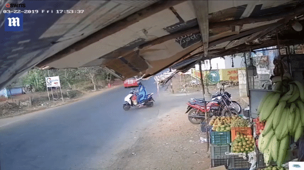 CLIP vụ va chạm kinh hoàng giữa 2 xe máy khiến nhiều người choáng váng