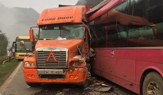 Hiện trường vụ tai nạn kinh hoàng trên đèo Hua Tạt giữa xe khách và container