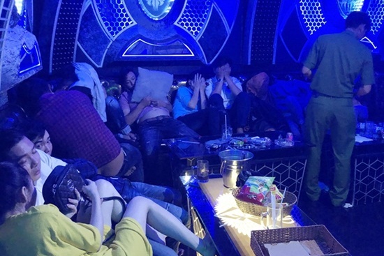 Bắt quả tang gần 100 'dân chơi' dương tính với ma túy trong quán karaoke