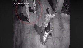 Hà Nội: Truy tìm người đàn ông đi xe không biển số dụ 2 bé gái vào hẻm tối để dâm ô