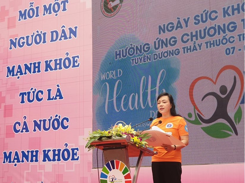 Hàng ngàn người dân được khám sức khỏe miễn phí nhân ngày Sức khỏe thế giới