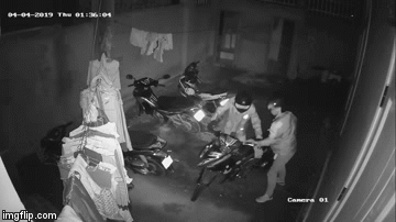 Clip: Trộm vác dao vào nhà dân lấy cắp xe máy lúc nửa đêm
