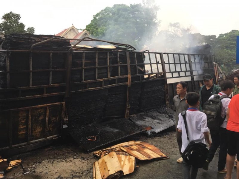 Hiện trường vụ xe tải bốc cháy khiến 2 người tử vong sau tai nạn liên hoàn ở Thanh Hoá10