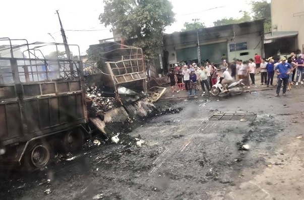 Hiện trường vụ xe tải bốc cháy khiến 2 người tử vong sau tai nạn liên hoàn ở Thanh Hoá11