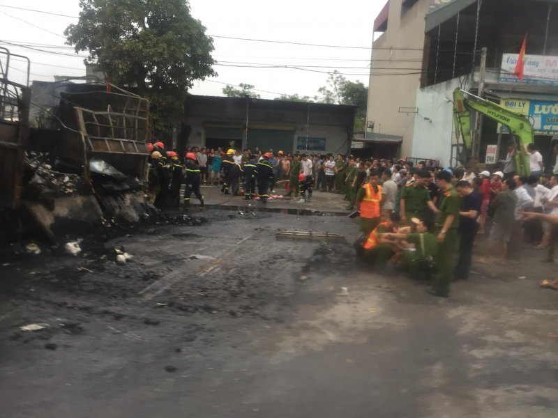 Hiện trường vụ xe tải bốc cháy khiến 2 người tử vong sau tai nạn liên hoàn ở Thanh Hoá8