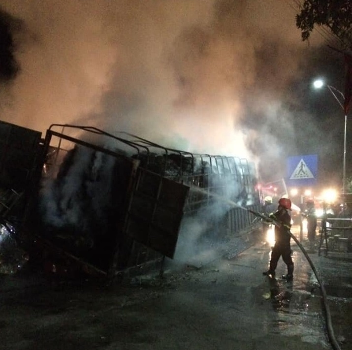 Hiện trường vụ xe tải bốc cháy khiến 2 người tử vong sau tai nạn liên hoàn ở Thanh Hoá3