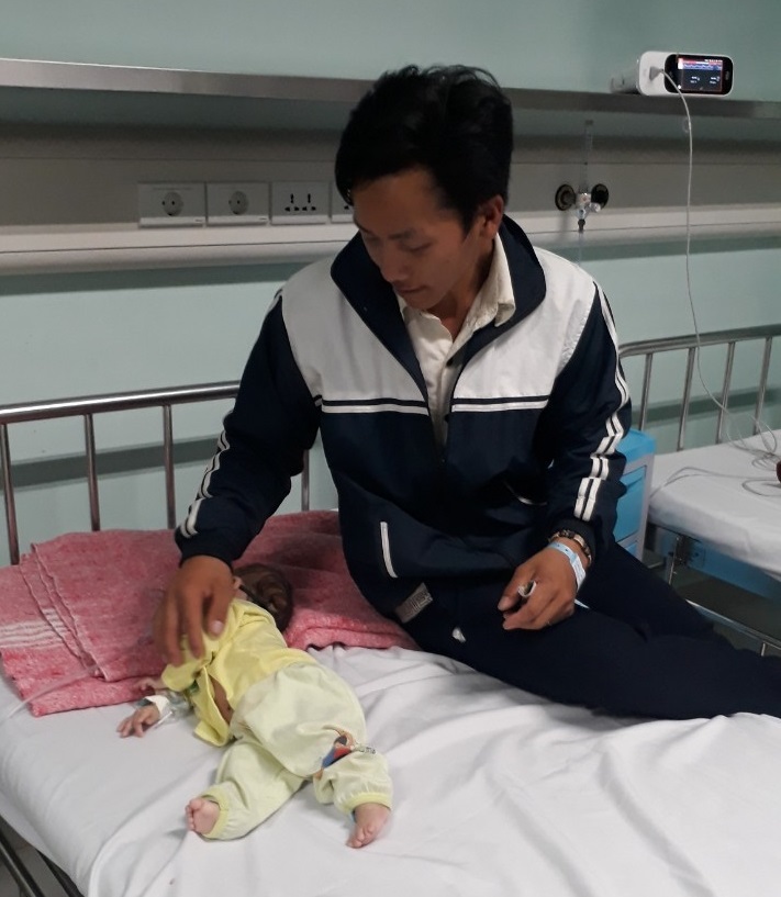 Tiếng khóc xé lòng của 2 bé người Mông không có tiền chữa bệnh