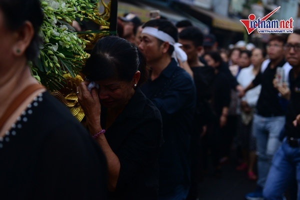 Những hình ảnh phản cảm trong đám tang nghệ sĩ Anh Vũ