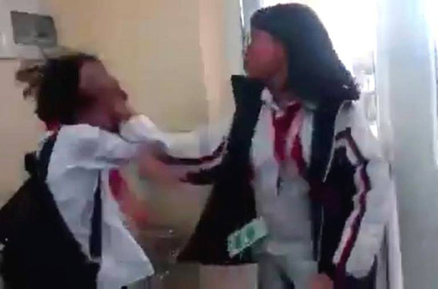 Quảng Ninh: Lại xuất hiện clip nữ sinh cấp 2 bị đánh dã man ngay tại lớp học