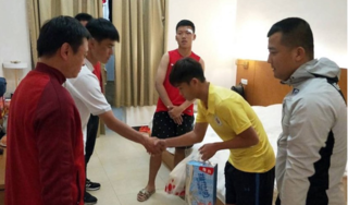 Cầu thủ U17 Hà Nội đến bệnh viện xin lỗi sau khi đấm đồng phải khâu 6 mũi