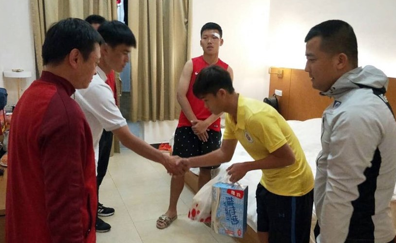 Cầu thủ U17 Hà Nội đến xin lỗi sau khi đấm cầu thủ Trung Quốc chảy máu2