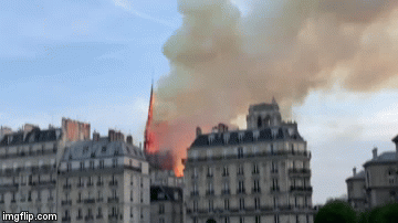 CLIP: Khoảnh khắc đỉnh tháp Nhà thờ Đức Bà Paris đổ sập