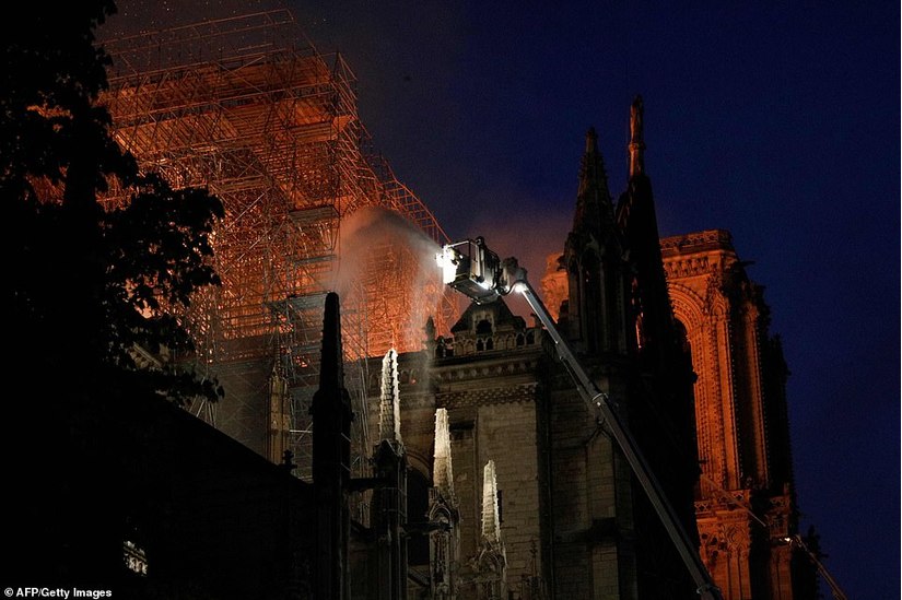 Chùm ảnh Nhà thờ Đức Bà Paris cháy ngùn ngụt, cả nước Pháp rơi lệ