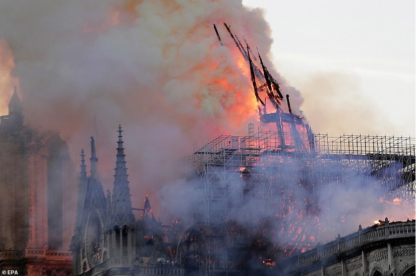 Hình ảnh đầu tiên sau vụ hỏa hoạn Nhà thờ Đức Bà Paris khiến nhiều người ngỡ ngàng