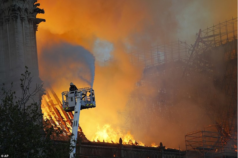 Chùm ảnh Nhà thờ Đức Bà Paris cháy ngùn ngụt, cả nước Pháp rơi lệ