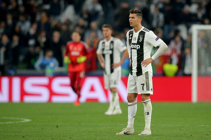 Ronaldo ôm mặt gục xuống sân khi lần đầu vắng mặt ở bán kết Champions League