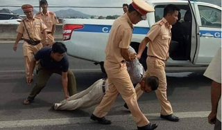 Đại úy CSGT Bà Rịa - Vũng Tàu bị ôtô bán tải ép ngã đã tử vong