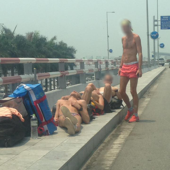 Một nhóm du khách nước ngoài nằm 'phơi nắng' ở sân bay Nội Bài gây tranh cãi