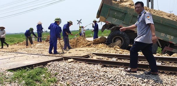 Nghệ An: Xe chở đất bị tàu hoả húc văng, tài xế tử vong tại chỗ