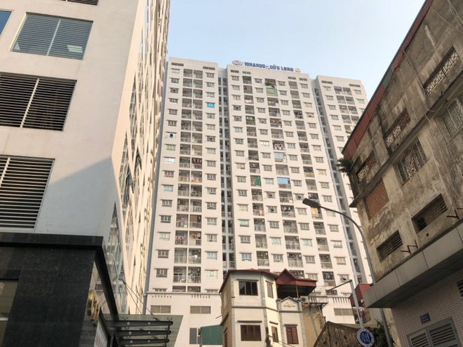 Hà Nội: Rơi từ tầng 11 chung cư xuống mái che tầng 1, bé trai 4 tuổi nguy kịch