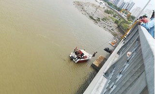 Chưa tìm thấy người chồng nhảy sông Sài Gòn tự tử sau khi chở vợ lên cầu